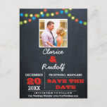 Chalkboardライ数々のト赤い結婚式の日付を保存 案内ポストカード<br><div class="desc">このシックカジュアルSave the Date Postcardは、あなたの事を発表する完璧な結婚方法だ！自分の写真とカスタマイズ文字を追加して、自分の好きなことを言う。追加の色と調整アイテムが利用可能。</div>