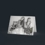 Chalkboard – クリスマスの挨拶カスタムの写真/名前 シーズンカード<br><div class="desc">あなたの写真は、このトレンディーの黒板"クリスマスグリーティングカードの主な焦点である！Designed by Simply Put by Robn；グラフィックフレームの変更はDianaz、ホリーオーナメントの変更はGraphics Factoryが提供。</div>