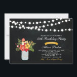 Chalkboard 50thサプライズ誕生日パーティーへの招待 招待状<br><div class="desc">お祝誕生日の誘いスタイリッシュで特別な日。このデザインは、石灯明、石工の瓶と花の花束と黒板の背景を備えている。</div>