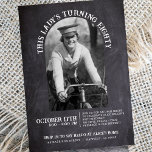 Chalkboard 80th誕生日オープンハウス2写真 招待状<br><div class="desc">この黒と白の黒板の写真80th誕生日パーティーの招待は、あなたの家族のためのオープンハウスのパーティーへの招待状ゲストに最適な方法である！ホーお気に入りのリーの写真を選び、子供時代の写真は特に可愛い、歓迎の親戚、友人や近所の人々が立ち寄ってハッピー80誕生日と言う！オープンハウス、昼食会、バックヤードBBQ、誕生日パーティーなど、どのお祝いでもカスタマイズ可能なクラシック招待！自分のパーティー詳細と写真でパーソナライズするだけで、彼女のマイルストーンの誕生日に特別に愛される誕生日の女の子を確実に作る優れた招待状の一つのための感じの！子供の頃の写真や若者の写真を前面に飾り、現在の写真を背面に飾って、彼らが生きてきた素晴らしい人生を思い出させるよう！***ヒント保：一日を通して流れる訪問者には、一度に多くの人々を持つのを避けるために、単に一日を通して到着する様々な時間でこれらの招待状をパーソナライズする。この保ゲストリストは管理でき、誕生日の人を圧倒せず、彼らとゲストは本当に質の高い訪問楽しむを行うことができる。***</div>