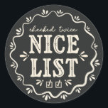 Chalkboard Christmas Nice List boho gift sticker ラウンドシール<br><div class="desc">黒い背景に「ニースリスト」と「2回チェック」のクリーム書入りのデザインを貼ったシール。これはクリスマスプレゼントのシールとして飾か、サンタクロースのワークショップから届いたように見せるために、小包やクリスマスカードの封筒に最適である。</div>