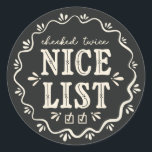 Chalkboard Christmas Nice List boho gift sticker ラウンドシール<br><div class="desc">黒い背景に「ニースリスト」と「2回チェック」のクリーム書入りのデザインを貼ったシール。これはクリスマスプレゼントのシールとして飾か、サンタクロースのワークショップから届いたように見せるために、小包やクリスマスカードの封筒に最適である。</div>