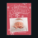 Chalkboard Greetingsコレクション シーズンポストカード<br><div class="desc">フェスティバル赤エレガントの背景に手書きのアートワークや雪片を施したシックなフォトホリデーハガキ。差出人住所を背面に追加し、メッセージカスタムを表示する。</div>