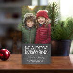 Chalkboard - Happy Everyone Vertical Photo シーズンカード<br><div class="desc">全て幸せ！垂直のトレンディーとお洒落メリークリスマスグリーティング。12月の休日や実際に任意のお祝いに使用できる。写真クレジット：写真© Storytree Studios，スタンフォード，カリフォルニア</div>