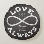 Chalkboard Infinity 結婚 Loveの日付と名前 ラウンドクッション<br><div class="desc">この祝カスタマイズ可能な円枕でお気に入りの、新郎新婦と新郎間の無限の愛！白いチョークのインフィニティシンボルと「いつも愛」文字が、黒い黒板の背景結婚に、カップルの名前と日付を取り囲んでいる。新婚の人々にモダン美しパーソナライズされたい、贈り物をする。</div>