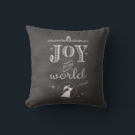 Chalkboard - Joy to the World Christmas Angel クッション<br><div class="desc">トレンディーの黒板の休日の枕"世界への喜び、主は主である"とフロントにミュージカルの天使。Pixelberry PieのグラフィックはRobinによって簡単に配置されたデザイン。</div>