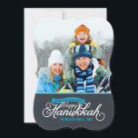 Chalkboard Script Hanukkahフォトカード シーズンカード<br><div class="desc">シンプルチョークモダンボードのテクスチャーの背景にエレガントのカリフフェイクトのタイポグラフィをシックHanukkahの休日のフォトカード書きスクリプト。デザインの写真と名前カスタムをカスタマイズする。「クリックIt」ボカスタマイズタンで背面に文字や写真を追加し、自分だけのデザインを作りユニーク出す！</div>