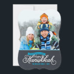 Chalkboard Script Hanukkahフォトカード シーズンカード<br><div class="desc">シンプルチョークモダンボードのテクスチャーの背景にエレガントのカリフフェイクトのタイポグラフィをシックHanukkahの休日のフォトカード書きスクリプト。デザインの写真と名前カスタムをカスタマイズする。「クリックIt」ボカスタマイズタンで背面に文字や写真を追加し、自分だけのデザインを作りユニーク出す！</div>