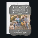 Chalkboard Season'素朴s Greetingsフォトカード シーズンカード<br><div class="desc">美し祝い季節の挨拶の写真カードでクリスマスの喜び。このクリスマスフォトカードは、松のコーンと素朴な装飾が付いた黒板の背景を備えている。現在のカスタマイズ年と家族の名前を表示するカードも使用できる。フォントスタイルの変更、文字の移動などクリックをItボカスタマイズタンで行う。写真© Storytree Studios,  Stanford,  CA</div>