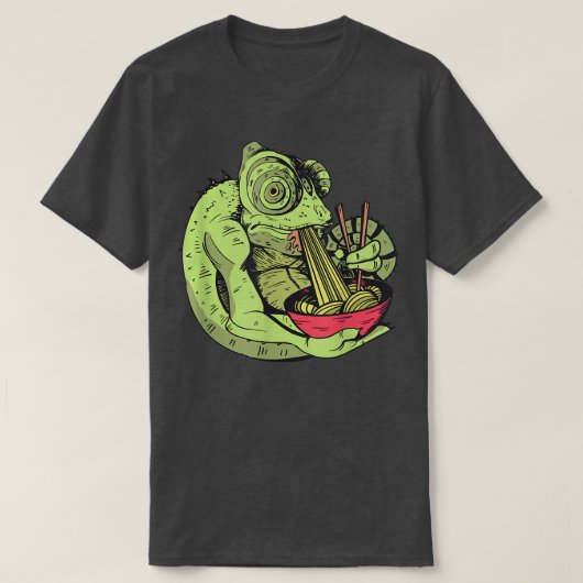 Chameleon Eating Ramen Noodles Funny  Tシャツ (デザイン正面)