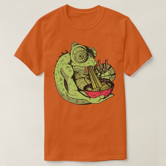 Chameleon Eating Ramen Noodles Funny  Tシャツ (デザイン正面)