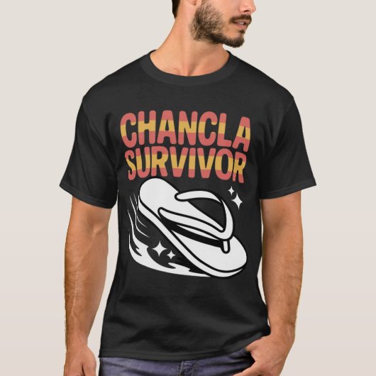 Chancla Survivor Latin Family Humor friend Tシャツ (正面)