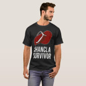 Chancla Survivor Spanish Latin Sarcastic Joke Tシャツ (正面フル)