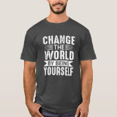 Change the World by Being Yourself Motivational Tシャツ (正面)