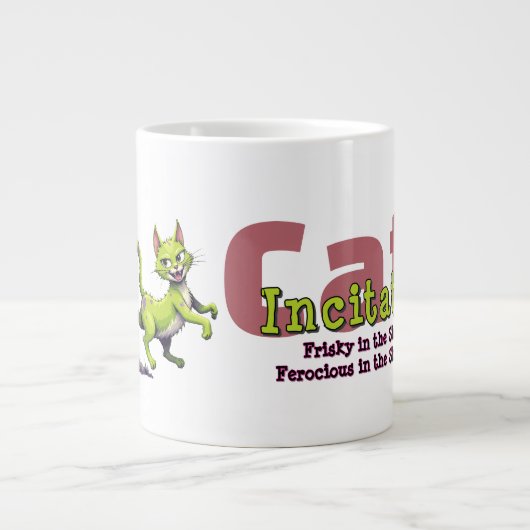 Chaos Cat 20oz マグカップ – Incitata: シーツの中で元気いっぱい (正面)