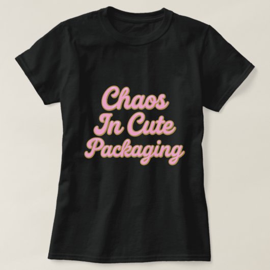Chaos in a Cute Package – Sweet & Sparkly Typograp Tシャツ (デザイン正面)