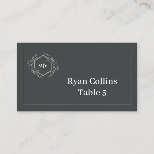 Charcoal Grey Monogram Crest Place Cards プレイスカード (正面)