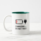 Charging… Do Not Talk – Battery Mug for Mornings ツートーンマグカップ (左)
