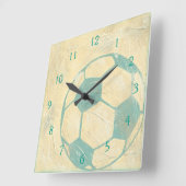 Chariklia Zarris著パステル調の青いサッカーボール スクエア壁時計 (傾斜)
