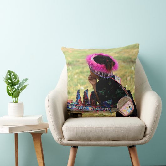 Charm and Tradition: Souvenir Merchant クッション (椅子)