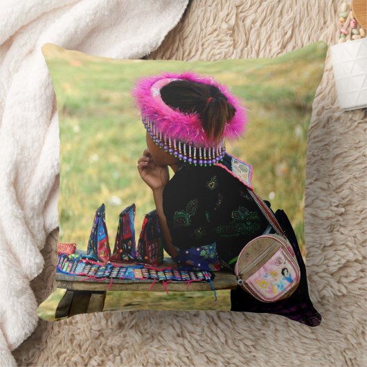 Charm and Tradition: Souvenir Merchant クッション (ブランケット)