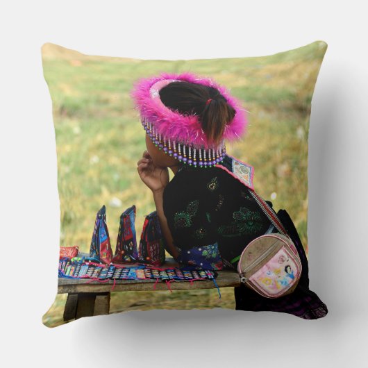 Charm and Tradition: Souvenir Merchant クッション (裏面)