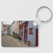 Charming Cobbled Street in Staithes Village キーホルダー (正面)