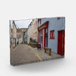 Charming Cobbled Street in Staithes Village フォトブロック