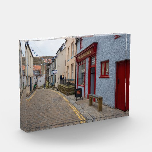 Charming Cobbled Street in Staithes Village フォトブロック (左)