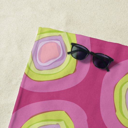 Chartreuse黄色のピンクの円パターン名 ビーチタオル (インサイチュ)