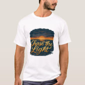 Chase the Light – Inspirational Sunset Quote Tシャツ (正面)