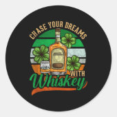 Chase Your Dreams With Whiskey I Funny St. Patrick ラウンドシール (正面)