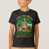 Chase Your Dreams With Whiskey I Funny St. Patrick Tシャツ (正面)