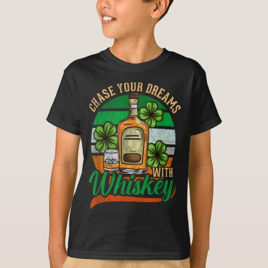Chase Your Dreams With Whiskey I Funny St. Patrick Tシャツ (正面)