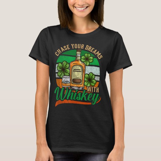 Chase Your Dreams With Whiskey I Funny St. Patrick Tシャツ (正面)