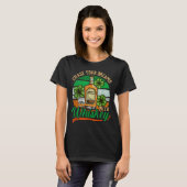 Chase Your Dreams With Whiskey St. Patrick's Day C Tシャツ (正面フル)