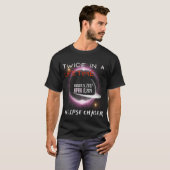 Chaser 太陽の Eclipse 2024おもしろいがライフタイムで2回 Tシャツ (正面フル)