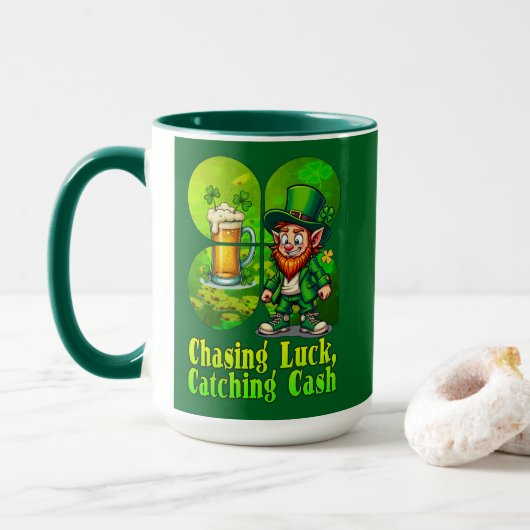 Chasing Luck Catching Cash St Patrick’s - caneca マグカップ (ドーナツ付き)