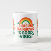 Chasing Rainbows & Good Vibes St. Paddy’s Day ジャンボコーヒーマグカップ (正面)