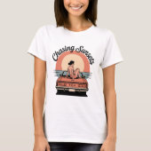 Chasing Sunsets Retro Car Aesthetic Tee Tシャツ (正面)