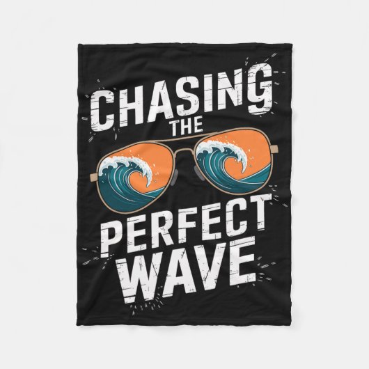 Chasing The Perfect Wave Surfing - Beach Adventure フリースブランケット (正面)