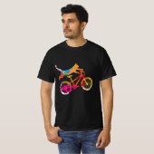 Chat drôle sur un vélo en peinture. tシャツ (正面フル)