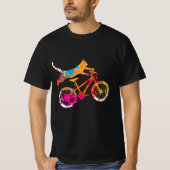 Chat drôle sur un vélo en peinture. tシャツ (正面)