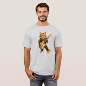 Chat rockeur joue de la guitare électrique. tシャツ (正面フル)