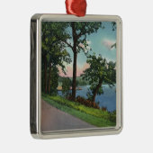 Chautauqua湖に沿う湖畔ドライブの眺め メタルオーナメント (右)