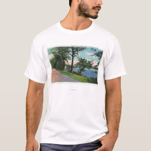 Chautauqua湖に沿う湖畔ドライブの眺め Tシャツ