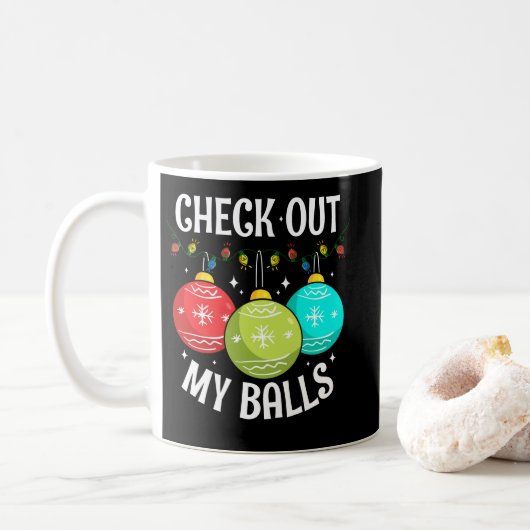 Check Out My Balls Dirty Christmas Joke Decoration コーヒーマグカップ (ドーナツ)