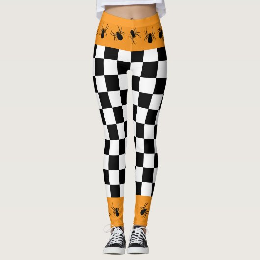 Checkered black white orange Halloween spiders レギンス (正面)