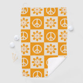 Checkered Orange Groovy Flowers and Peace Signs  ゴルフタオル (インサイチュ)