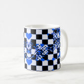 Checkered Pattern With Blue Hearts & Shapes コーヒーマグカップ (正面右)